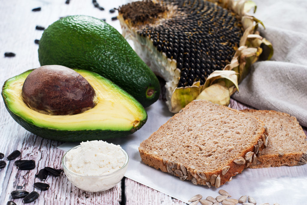 Kanapka z chleba orkiszowego ze słonecznikiem z twarożkiem chrzanowym i avocado - półprodukty