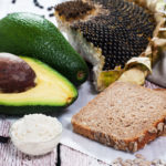 Kanapka z chleba orkiszowego ze słonecznikiem z twarożkiem chrzanowym i avocado - półprodukty | lunchboxodkuchni.pl