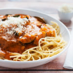 Makaron spaghetti z cukinią w sosie pomidorowym z serem grana padano | lunchboxodkuchni.pl