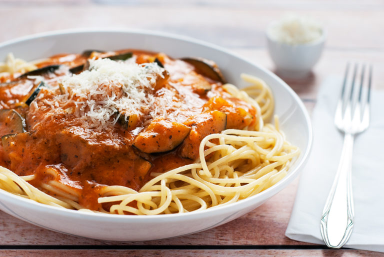 Makaron spaghetti z cukinią w sosie pomidorowym z serem grana padano | lunchboxodkuchni.pl