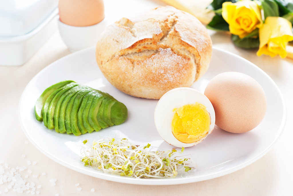 Bułka wiejska z jajkiem na twardo, avocado i kiełkami brokuła - produkty | lunchboxodkuchni.pl