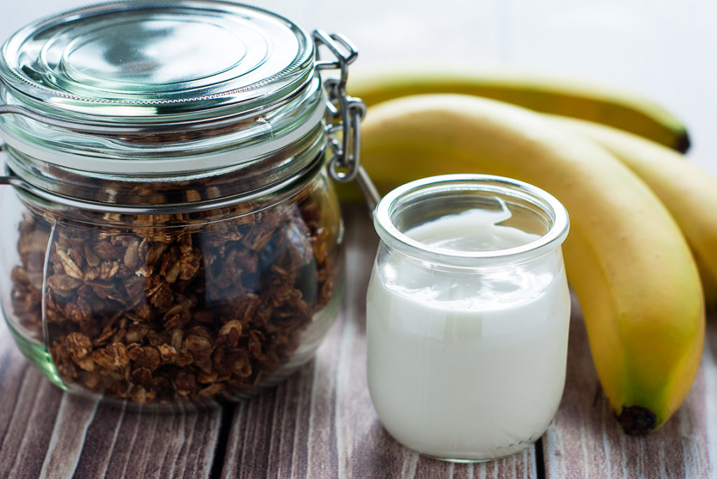 Jogurt naturalny z bananem i granolą - produkty | lunchboxodkuchni.pl