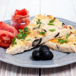 Kalafiorowa tarta z dressingiem z pomidora w kawałkach | lunchboxodkuchni.pl