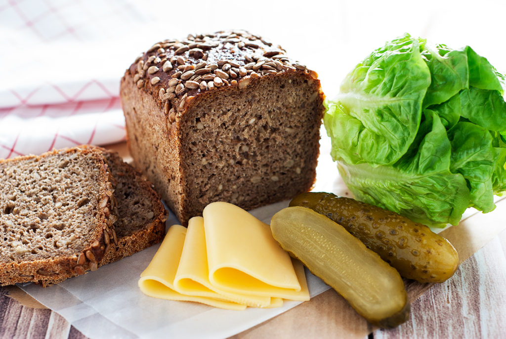 Kanapka z żółtym serem i korniszonem - produkty | lunchboxodkuchni.pl