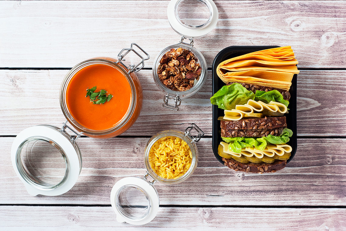 Lunchbox kanapka z żółtym serem i korniszonem, jogurt naturalny z bananem i granolą oraz krem z dyni i papryki z ryżem curry | lunchboxodkuchni.pl