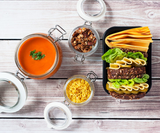 Lunchbox kanapka z żółtym serem i korniszonem, jogurt naturalny z bananem i granolą oraz krem z dyni i papryki z ryżem curry | lunchboxodkuchni.pl
