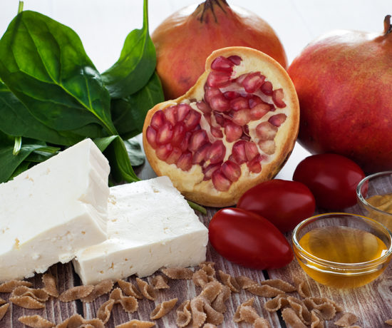 Sałatka z makaronem, serem typu greckiego, szpinakiem i granatem - produkty