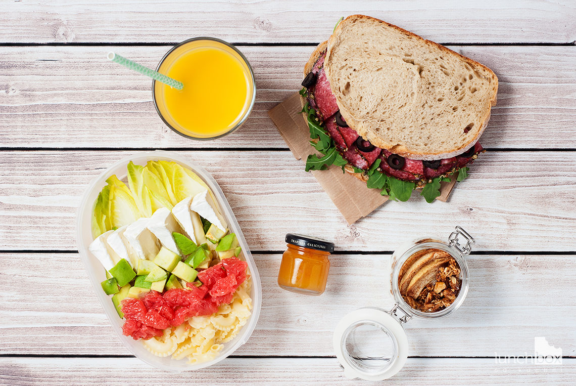 Lunchbox - kanapka z salami, rukolą i oliwkami, jogurt naturalny z granolą i jabłkami pieczonymi z cynamonem i sałatka z cykorią i grejpfrutem | lunchboxodkuchni.pl