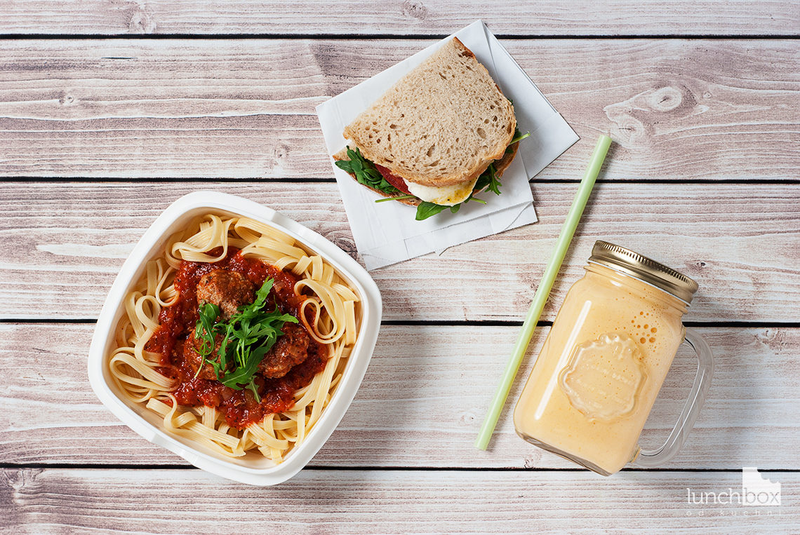 Lunchbox - kanapka z mozzarellą i pomidorem, jogurt naturalny z owocem kaki o pulpety w sosie pomidorowym z makaronem | lunchboxodkuchni.pl