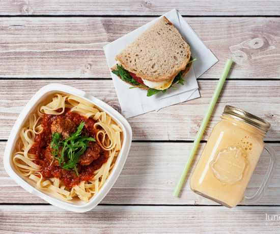 Lunchbox - kanapka z mozzarellą i pomidorem, jogurt naturalny z owocem kaki o pulpety w sosie pomidorowym z makaronem | lunchboxodkuchni.pl