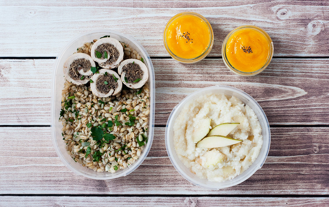Lunchbox - płatki ryżowe z gruszką i imbirem, mini serniczek z musem z mango, roladki z indyka z kaszą pęczak
