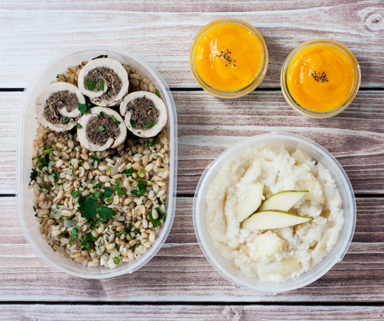 Lunchbox - płatki ryżowe z gruszką i imbirem, mini serniczek z musem z mango, roladki z indyka z kaszą pęczak