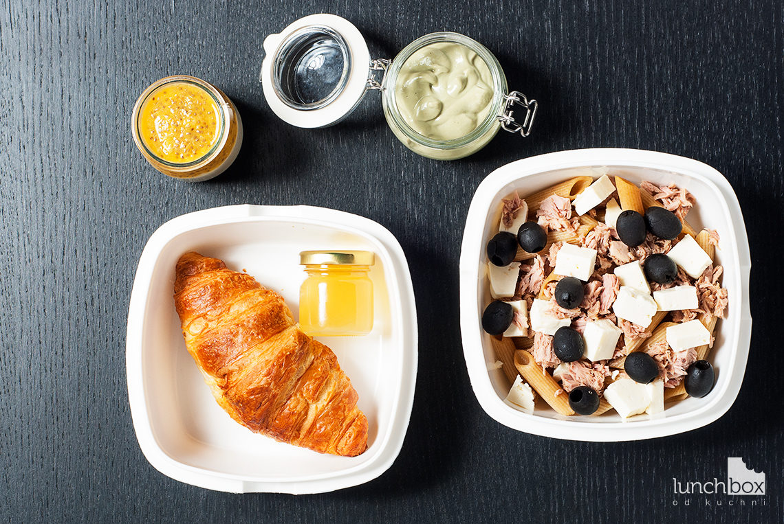 Lunchbox - croissant z miodem, pudding ryżowy z musem z mandarynki i sałatka z tuńczykiem | lunchboxodkuchni.pl