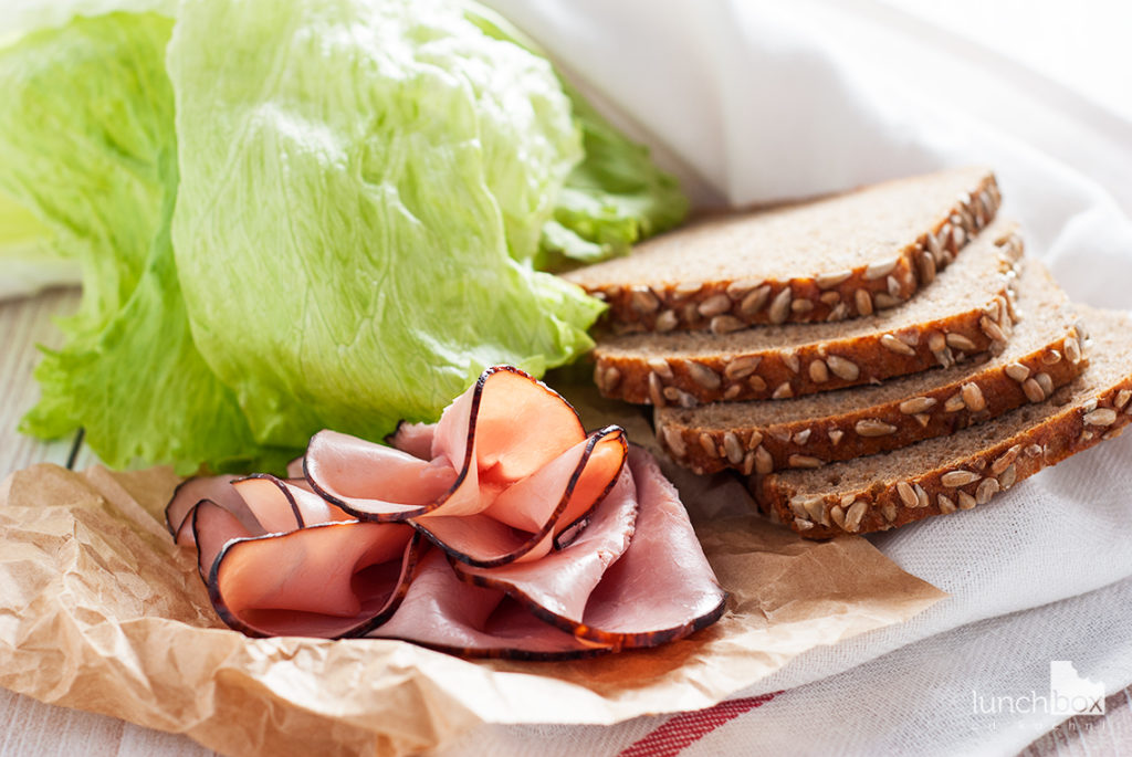 Kanapka z chleba orkiszowego z szynką podwędzaną i sałatą lodową - produkty | lunchboxodkuchni.pl