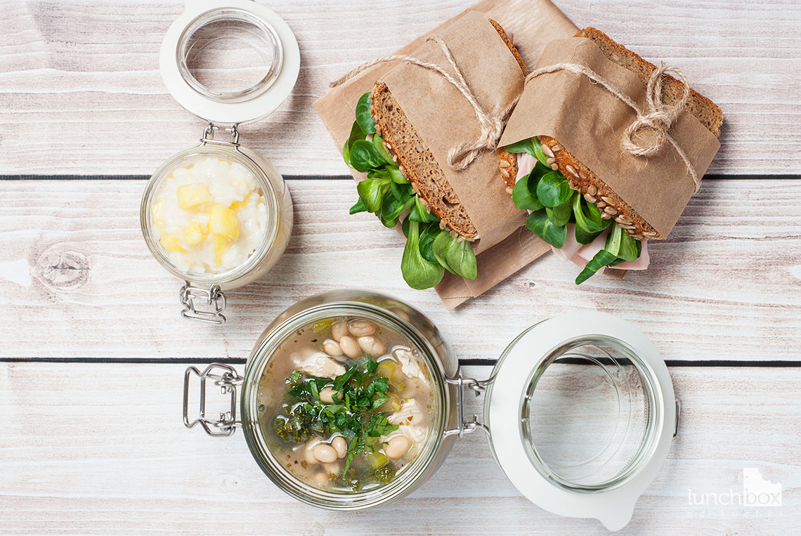 Lunchbox - kanapka z chleba orkiszowego z indykiem i roszponką, ryż na mleku kokosowym z ananasem oraz zupa z jarmużem, cukinią i fasolą | lunchboxodkuchni.pl