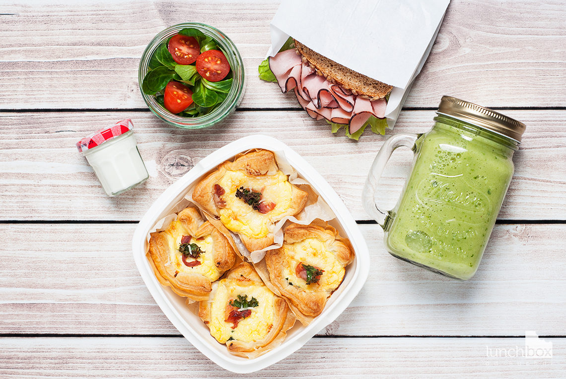 Lunchbox - kanapka z szynką podwędzaną i sałatą lodową, smoothie z banana, ananasa i jarmużu oraz tartaletki z jarmużem i ricottą | lunchboxodkuchni.pl