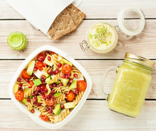 Lunchbox: pasta jajeczna, smoothie z banana, kiwi i soku jabłkowego oraz sałatka z makaronem avocado, mozzarellą i pomidorkami | lunchboxodkuchni.pl