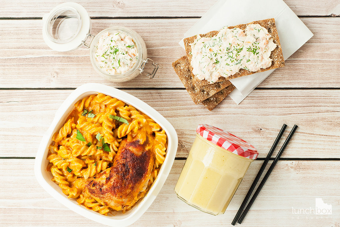 Lunchbox: makaron z kurczakiem w sosie pomidorowym, smoothie z banana, gruszki i soku, pasta łososiowa na chrupkim pieczywie | lunchboxodkuchni.pl