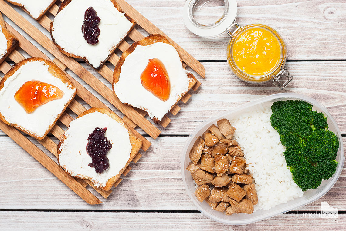 Lunchbox: grzanki z twarożkiem i konfiturą, pudding chia z musem z mango i indyk w sosie miodowo-sezamowych z ryżem i brokułem | lunchboxodkuchni.pl