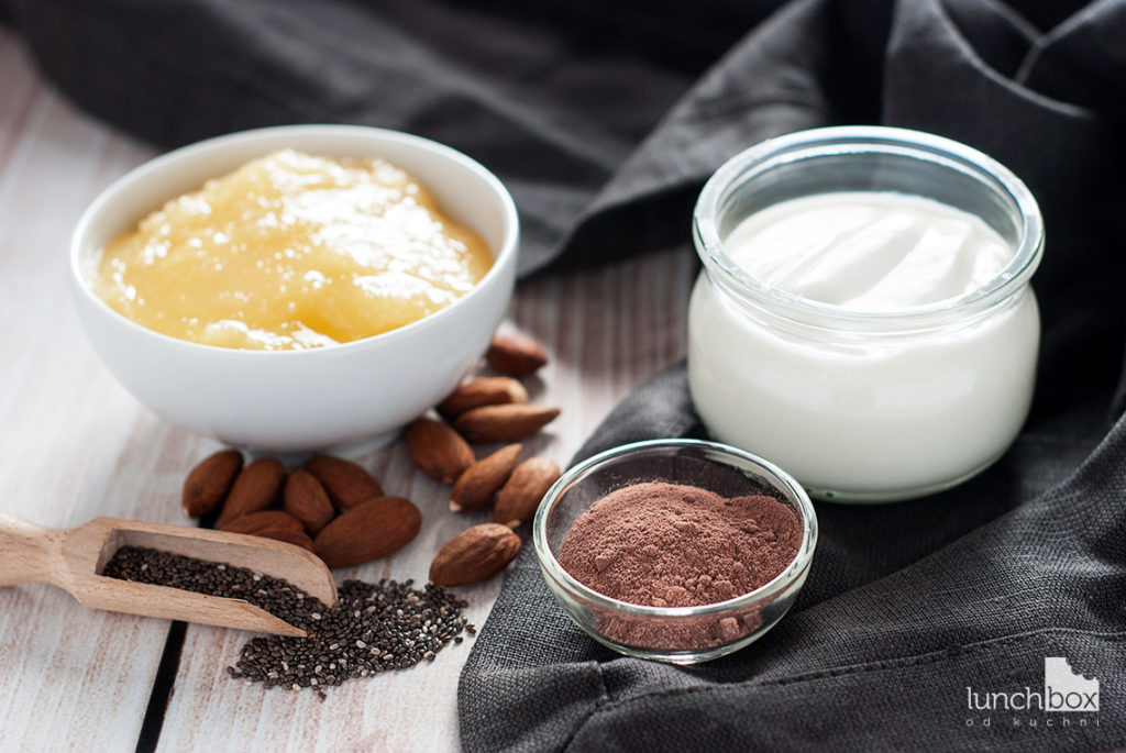 Jogurt naturalny z nasionami chia i kakao z karmelkami migdałowymi - produkty | lunchboxodkuchni.pl