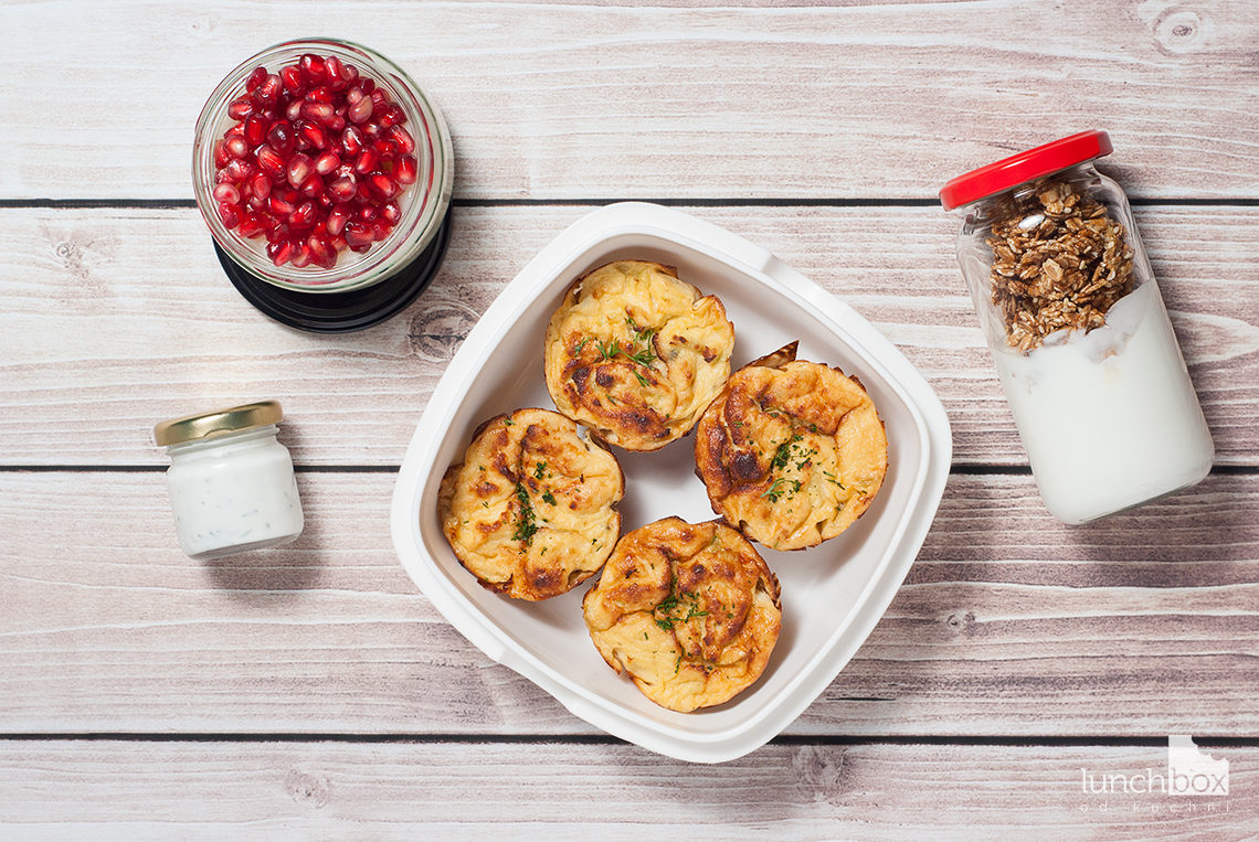 Lunchbox: jogurt naturalny z granolą sezamową, kasza manna miodowo-cytrynowa z granatem i muffiny kalafiorowe | lunchboxodkuchni.pl