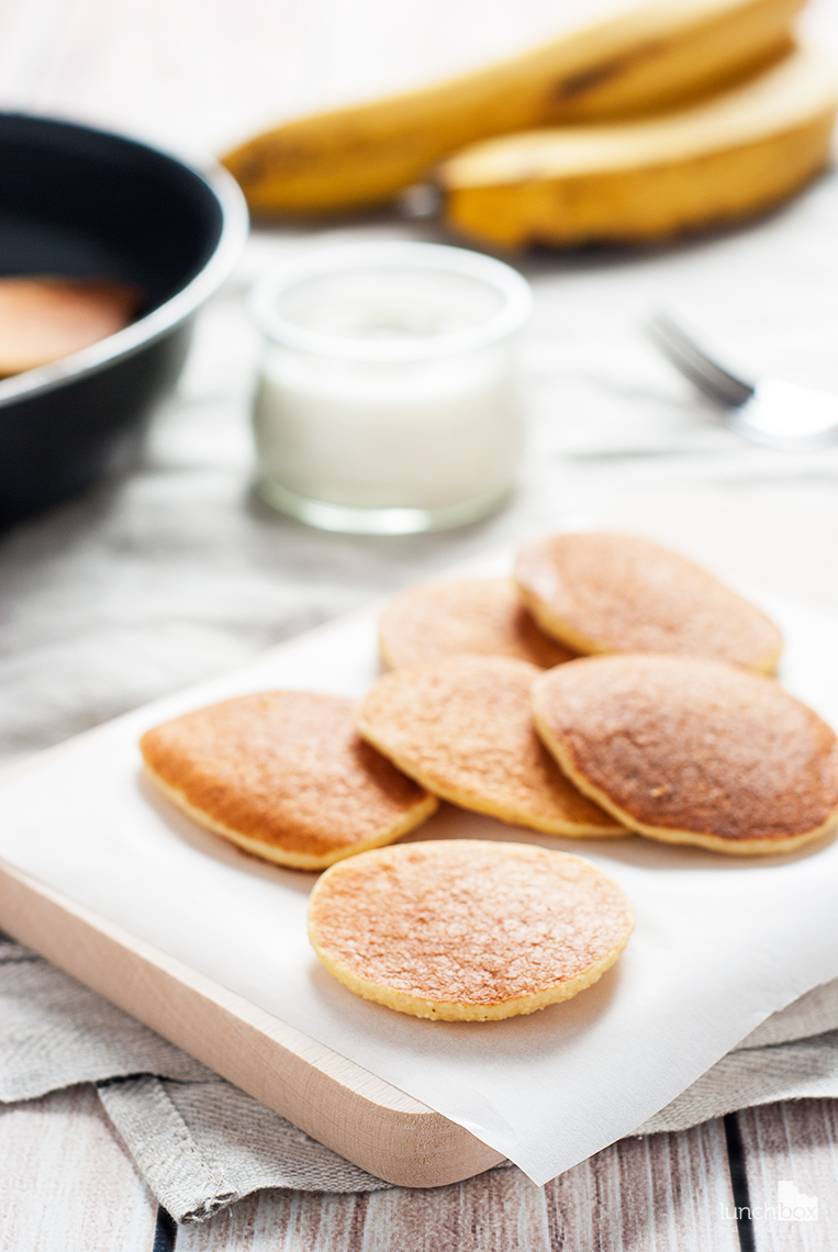 Placuszki jaglane z jogurtem naturalnym i bananem lunchboxodkuchni.pl