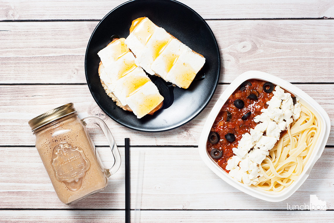 Lunchbox: bułka maślana z twarogiem i miodem, milkshake kawowy z płatkami owsianymi i bananem, makaron z sosem pomidorowym i fetą | lunchboxodkuchni.pl