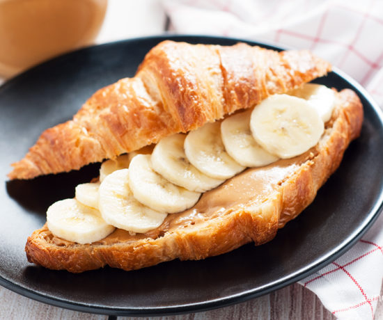 Croissant z masłem orzechowym i bananem | lunchboxodkuchni.pl