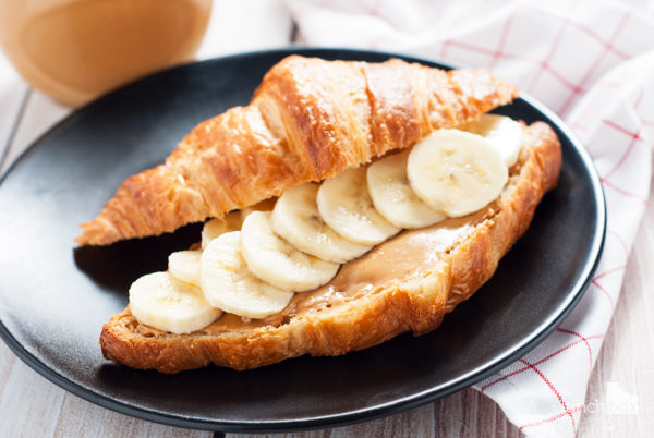 Croissant z masłem orzechowym i bananem | lunchboxodkuchni.pl