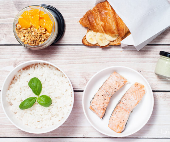 Lunchbox - croissant z masłem orzechowym i bananem, granola pomarańczowo-migdałowa z jogurtem naturalnym oraz pieczony łosoś w sosie bazyliowym | lunchboxodkuchni.pl