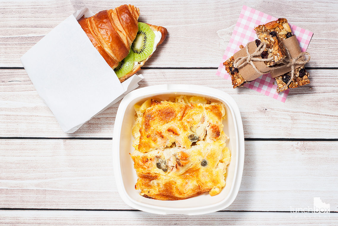 Lunchbox - croissant z twarożkiem i kiwi, batoniki owsiane z żurawiną oraz zapiekanka ziemniaczano-łososiowa z kaparami | lunchboxodkuchni.pl