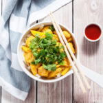Krewetki w sosie mango-curry z makaronem ryżowym | lunchboxodkuchni.pl