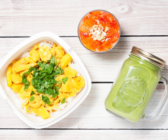 Lunchbox: jogurt naturalny z chia i czerownymi pomarańczami, smoothie z jabłka, avocado i szpinaku oraz krewetki w sosie mango-curry z makaronem ryżowym | ;unchboxodkuchni.pl