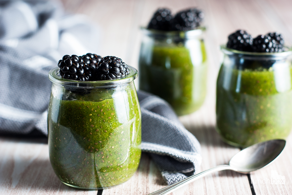 Zielony pudding chia z jeżynami
