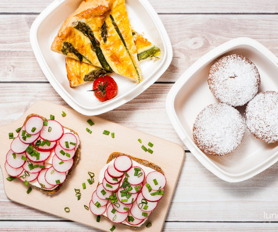Lunchbox - kanapka z twarożkiem typu włoskiego z rzodkiewką i szczypiorkiem, muffiny z mąki kokosowej z rabarbarem oraz quiche ze szparagami | lunchboxodkuchni.pl