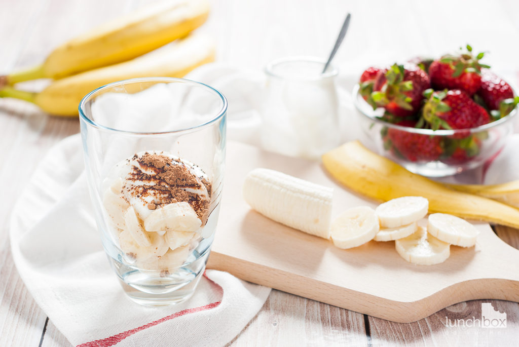 Jogurt naturalny z bananem, karobem i truskawkami | lunchboxodkuchni.pl