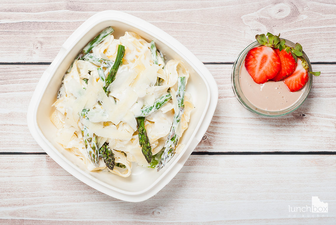 Lunchbox - jogurt naturalny z bananem, karobem i truskawkami oraz makaron ze szparagami w sosie śmietanowo-cytrynowym | lunchboxodkuchni.pl