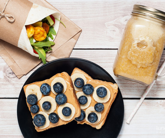 lunchbox - tosty z masłem orzechowym, bananem i borówką, smoothie banan z pomarańczą oraz wrap z krewetkami | lunchboxodkuchni.pl