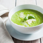 Zupa krem z zielonych szparagów z serem pecorino | lunchboxodkuchni.pl