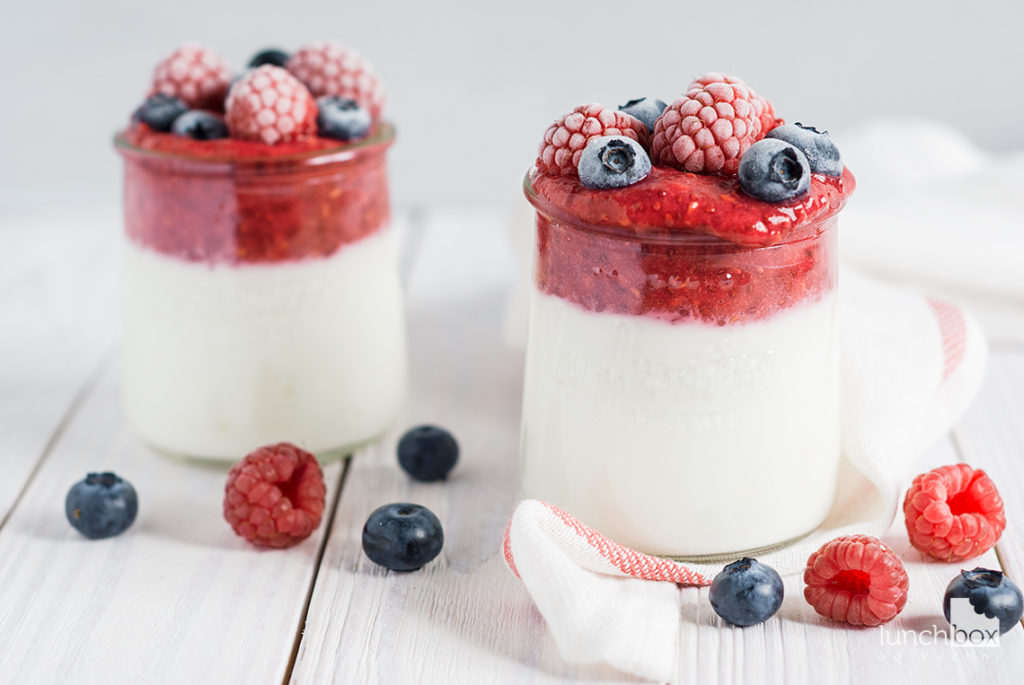 jogurt naturalny z musem malinowym i borówką amerykańską | lunchboxodkuchni.pl