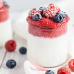 jogurt naturalny z musem malinowym i borówką amerykańską | lunchboxodkuchni.pl