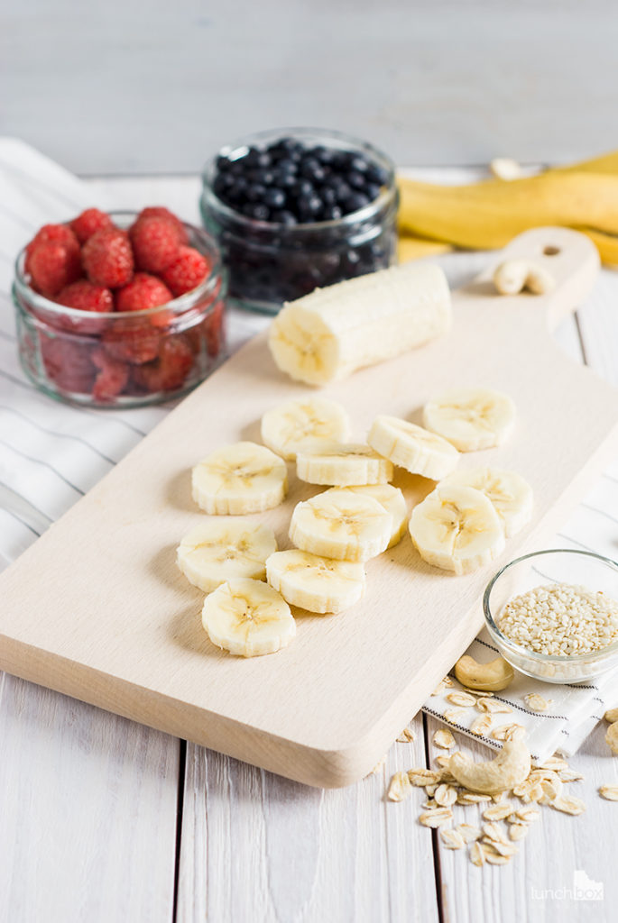 Misa owocowa z bananami, malinami i jagodami | lunchboxodkuchni.pl