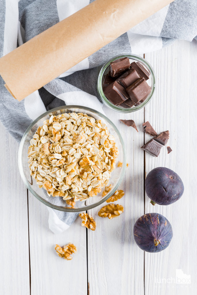 jogurt naturalny z granolą czekoladową i figami | lunchboxodkuchni.pl