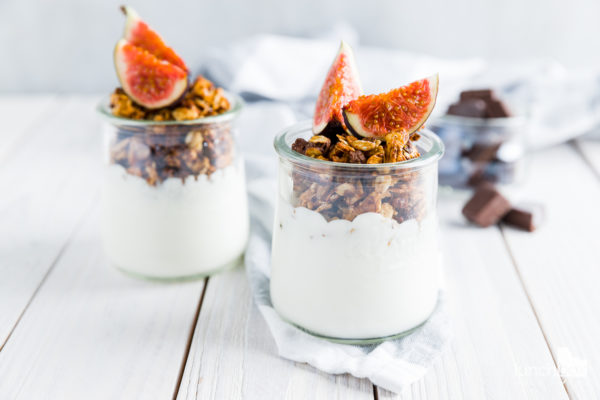 jogurt naturalny z granolą czekoladową i figami | lunchboxodkuchni.pl